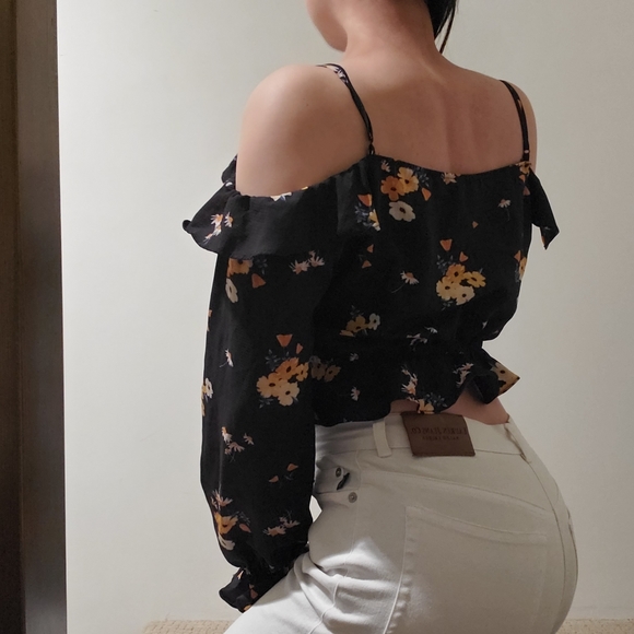 HM | Off-shoulder Floral V-neck Crop Top - Picture 1 of 7